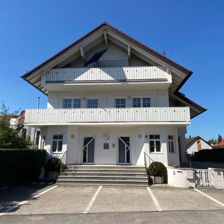 Eingang mit Parkplätzen
